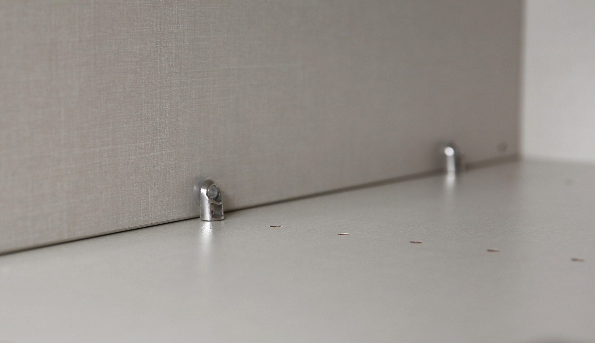 closeup-frameless-alpine-studs-1